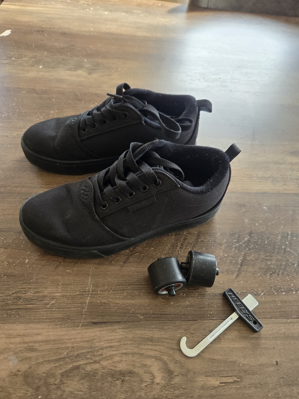 Kids Black Heelys Lightweight Skate Shoes with Removable Wheels Size 4